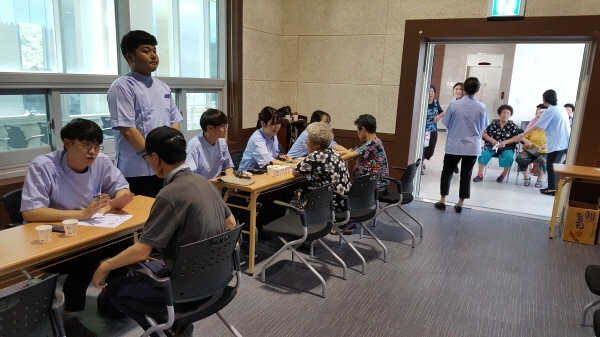 동국대 한의대 한맥회 동아리 지도 교수와 학생들이 경주 감포읍에서 의료봉사하는 모습