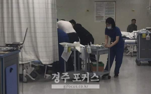 안강새마을금고 산대지점 강도 용의자가 경찰의 통제속에 병원에서 치료를 받고 있다.