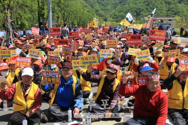 사진은 지난 4월25일 양남면 주민들이 한수원 본사앞에서 사용후핵연료 임시저장시설 건설을 반대하며 시위를 하는 모습.