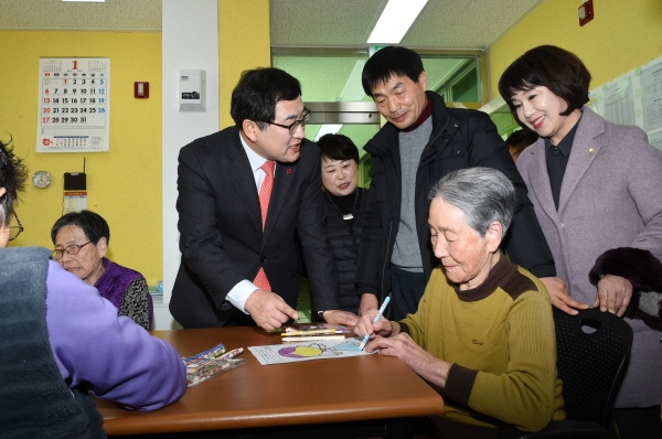 주낙영 시장, 장복이시의원 김순옥 시의원이 사회복지시설을 방문한 모습.