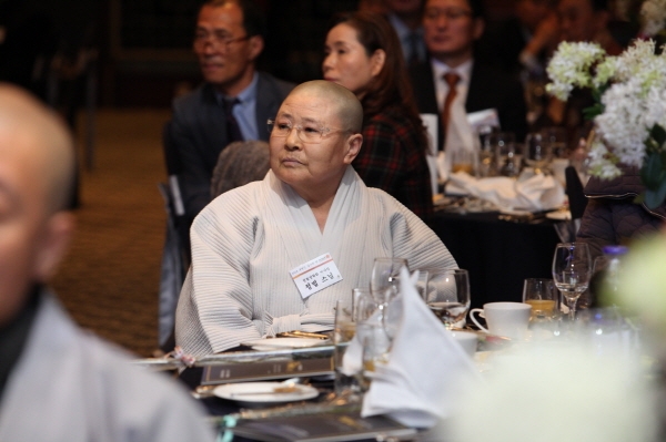 2016 동국대경주캠퍼스 후원의 밤 행사에 참석한 정법스님.
