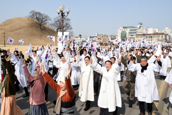 지난 1일 경주시가 주최한 3.1만세운동 재현행사 참가자들이 봉황대 옆을 지나고 있다.