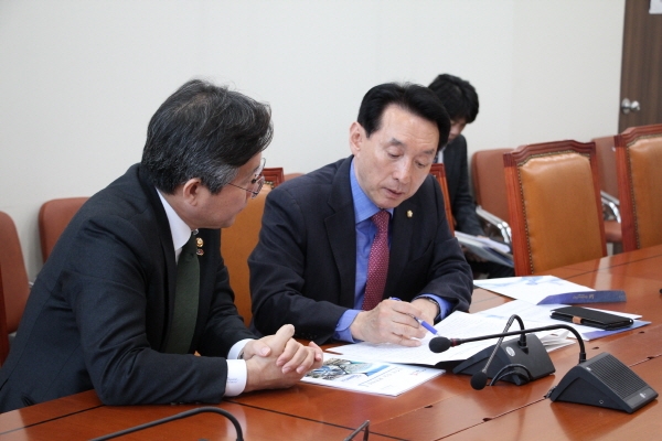 김석기 의원이 성윤모 산자부장관에게 경주의 현안을 설명하고 있다.