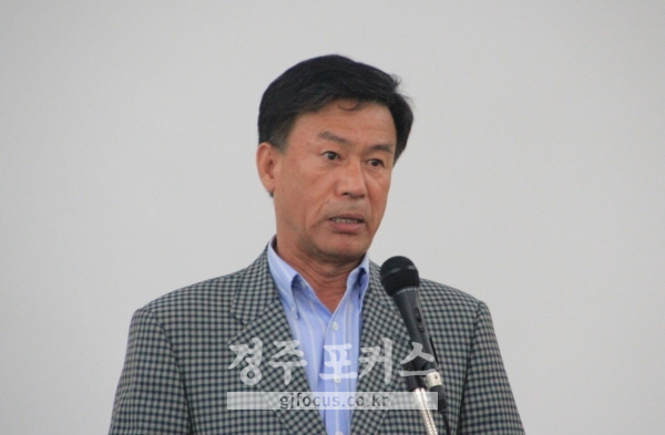 김석준 에디슨건강기차 부사장겸 총괄대표가 22일 안강읍 주민설명회에서 투자계획등을 설명하고 있다.