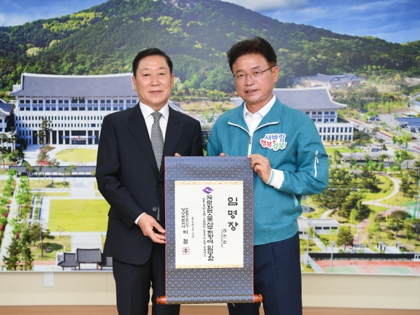 이철우 경북도지사(오른쪽)가 19dlf 김진현 문화엑스포 신임 사무처장에게 임명장을 전달하고 있다.