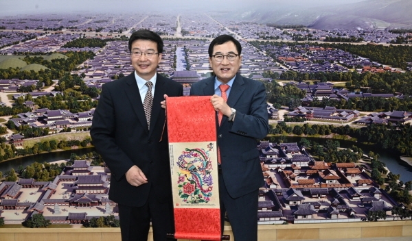 양저우시 위팅 부시장(좌측)이 주낙영 경주시장에게 중국 무형문화재 전통종이공예 족자를 선물하고 있다.