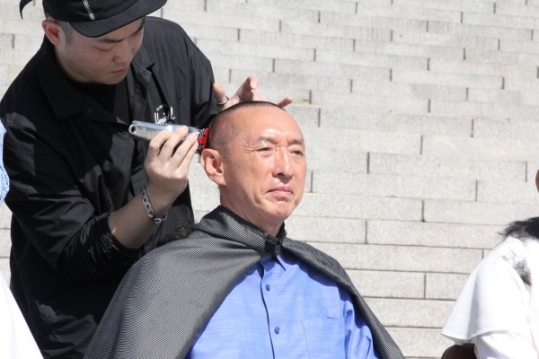 김석기 의원이 19일 국회에서 삭발하고 있다.