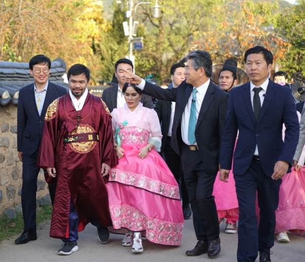 파퀴아오 일행이 한복을 입고 김성조 경북문화관광공사 사장의 안내를 받으며 하회마을을 둘러보고 있다.