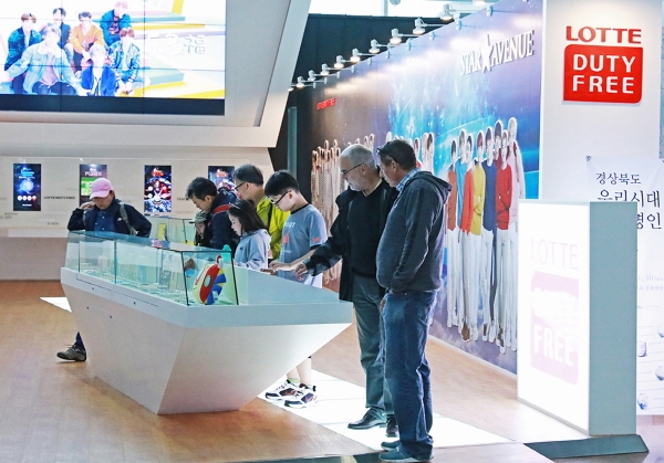 관람객들이 '경북도 우리시대 도예 명인 7인 전'이 열리고 있는 경주엑스포 문화센터 1층에 설치돼 있는 롯데면세점 홍보부스를 둘러보고 있다.