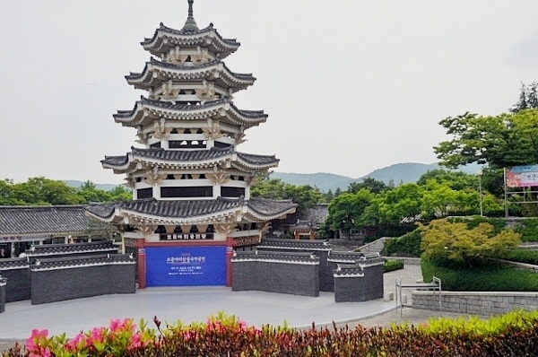 경북문화관광공사 노조는 6일 보문탑과 야외공연장의 보존가치가 크지 않다며 새로운 랜드마크 조성 필요성을 제기했다.