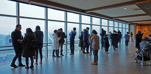 6일 경주엑스포공원을 찾은 대만단체 관광객이 경주타워에 올라 관람하고 있다.