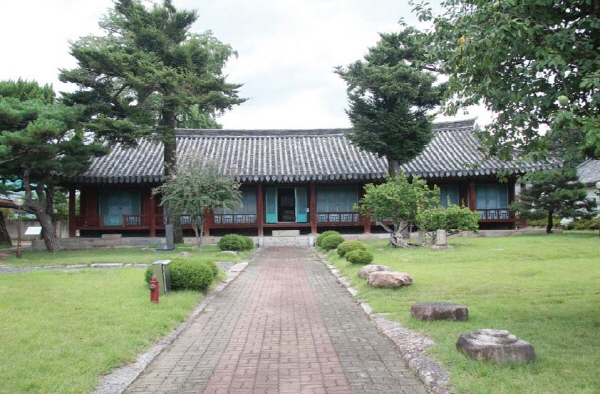 경북도문화재로 지정된 경주부 내아건물.