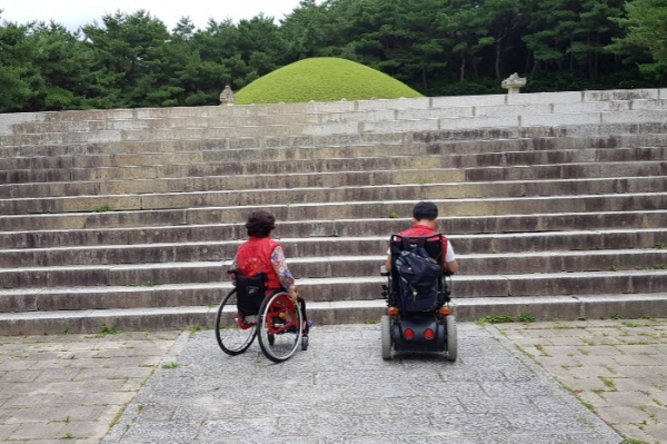 김유신 장군묘. 계단으로 인해 장애인들의 접근이 어렵다.