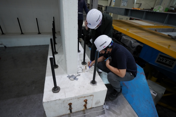 한국원자력연구원 연구팀이 실험 종료 후 전단벽 구조물의 지진 안전성을 검토하고 있다