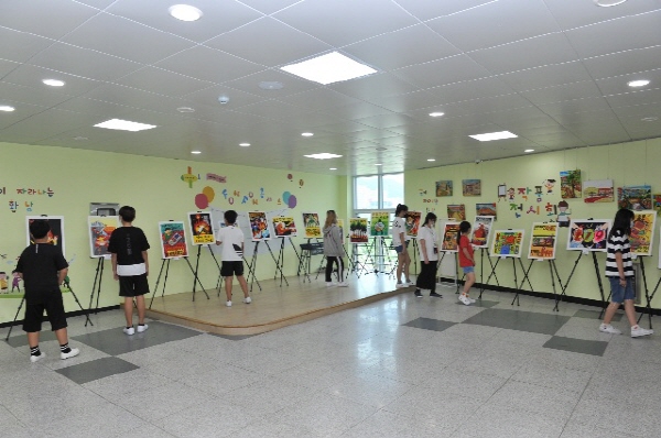 사진은 지난해 공모전 우수작품을 황남초등학교에서 전시한 모습.
