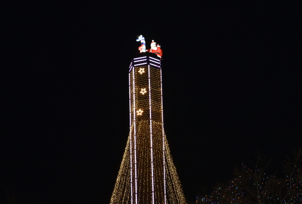 경상북도문화관광공사는 청사(육부촌) 굴뚝을 이용한 크리스마스 트리 조형물을 설치했다.