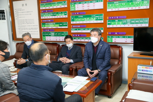 서호대의장이 지역구 김동해 의원과 함께 황남동행정복지센터를 방문해 직원들과 대화하고 있다.