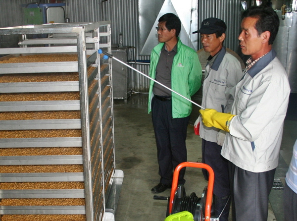 대두콩에서 발효·추출한 친환경성 아미노산으로 GABA 배양액을 생산하고 있는 모습