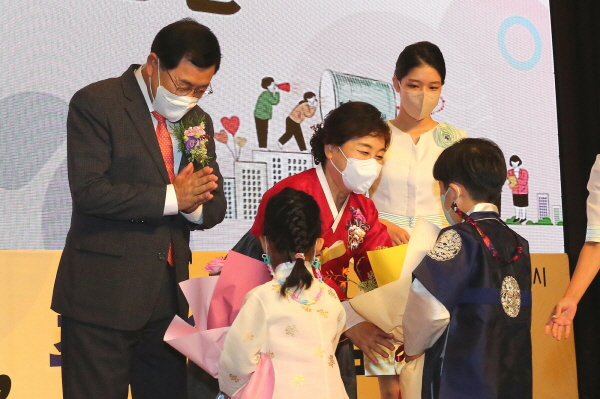 주낙영 시장과 배우자 김은미씨가 시청어린이집 어린이들로부터 축하 꽃다발을 받고 있다.