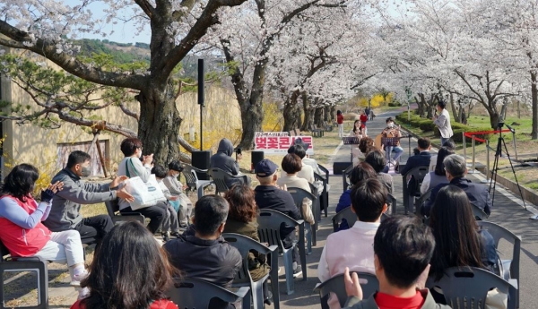 사진은 지난해 벚꽃 버스킹 모습.