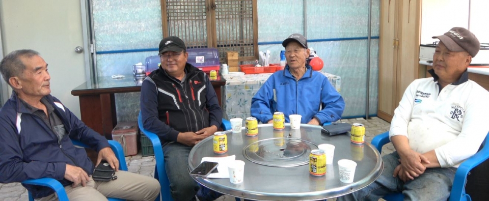 사진왼쪽부터 김진만 노인회 총무, 이현수 이장, 박해용 어르신, 토박이 최병일씨