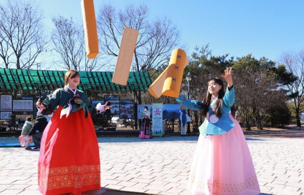 지난해 설연휴때 경주엑스포대공원에서 관광객들이 설맞이 한마당 행사를 즐기고 있다.