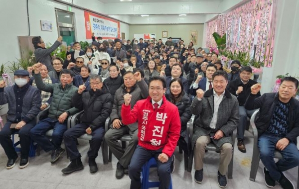 박진철예비후보가 3일 선거사무소 개소식에서 지지자들과 총선승리를 다짐하고 있다.