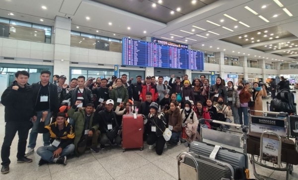 지난달 29일 인천국제공항을 통해 입국한 캄보디아 국적의 외국인 계절근로자들이 입국 직후 기념촬영을 하고 있다.